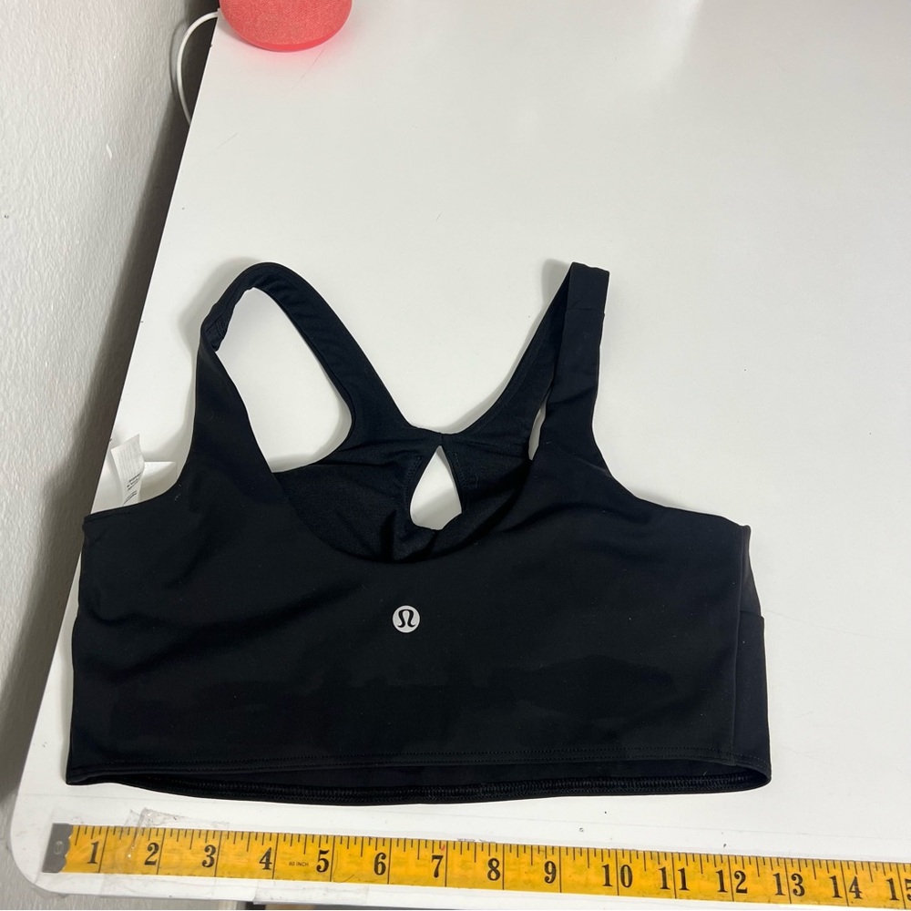 Lululemon SmoothCover
Front Cut-Out Yoga Bra *Light
Support Size 6 NWOT - Picture 6 of 8
